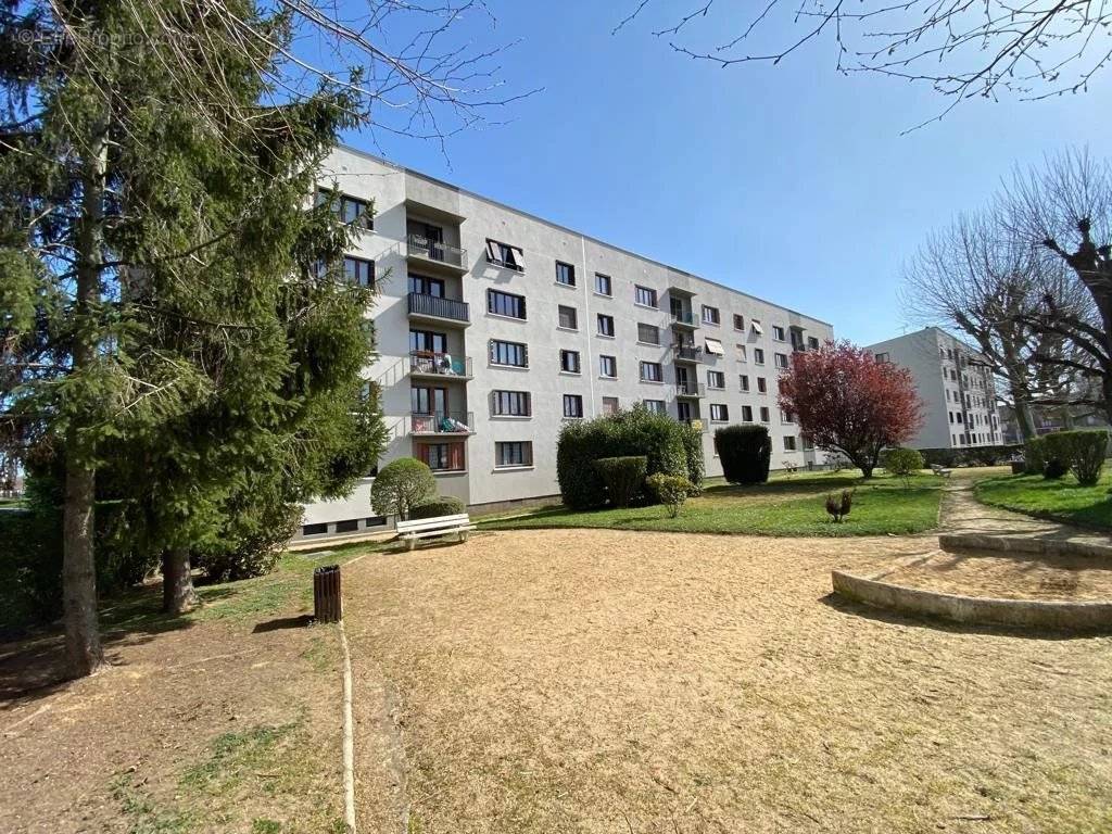 Appartement à LES CLAYES-SOUS-BOIS