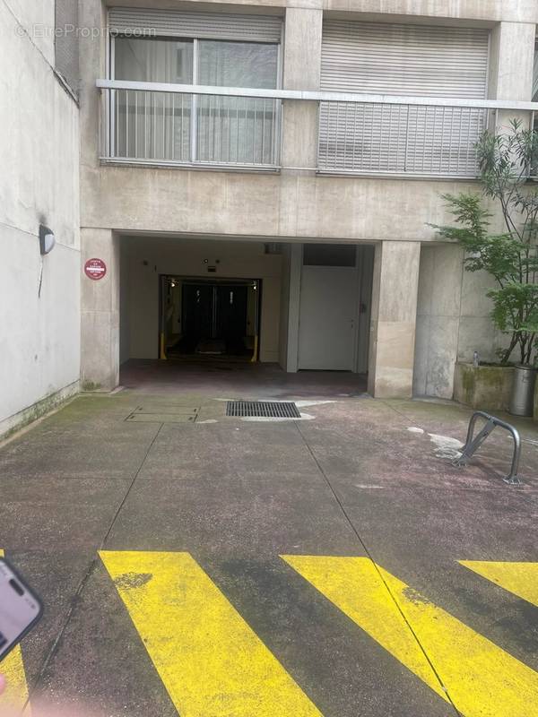 Parking à PARIS-8E