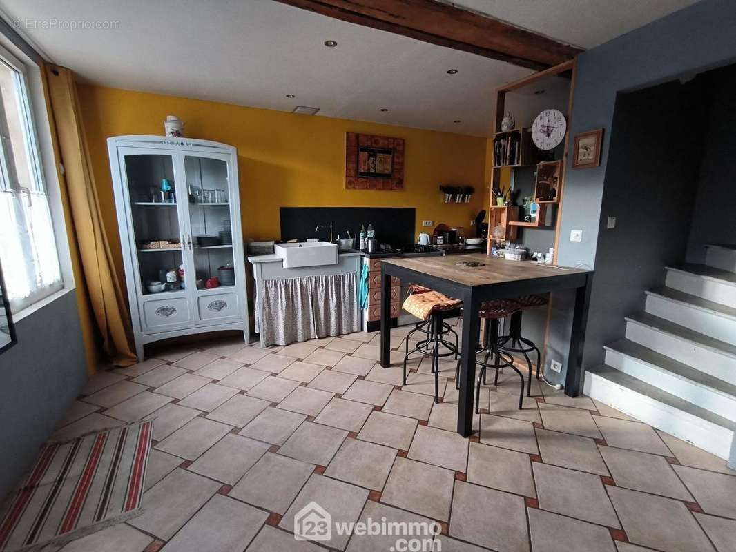 En entrant on découvre une cuisine aménagée et équipée de 14 m², à la suite ... - Maison à PERNANT