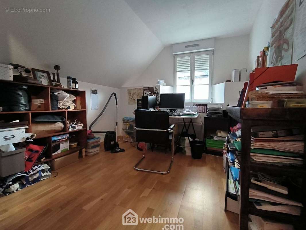 Une deuxième chambre de 13 m² avec parquet - Maison à PERNANT