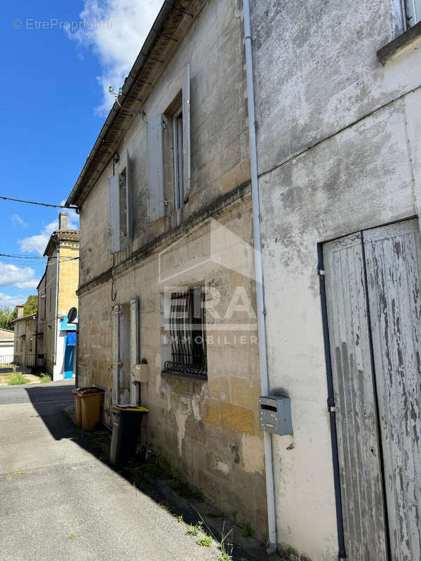 Maison à SAINT-MEDARD-DE-GUIZIERES