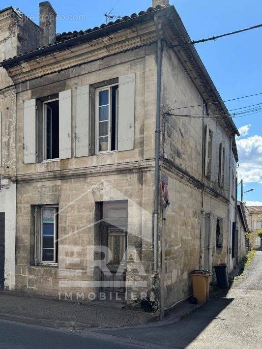 Maison à SAINT-MEDARD-DE-GUIZIERES