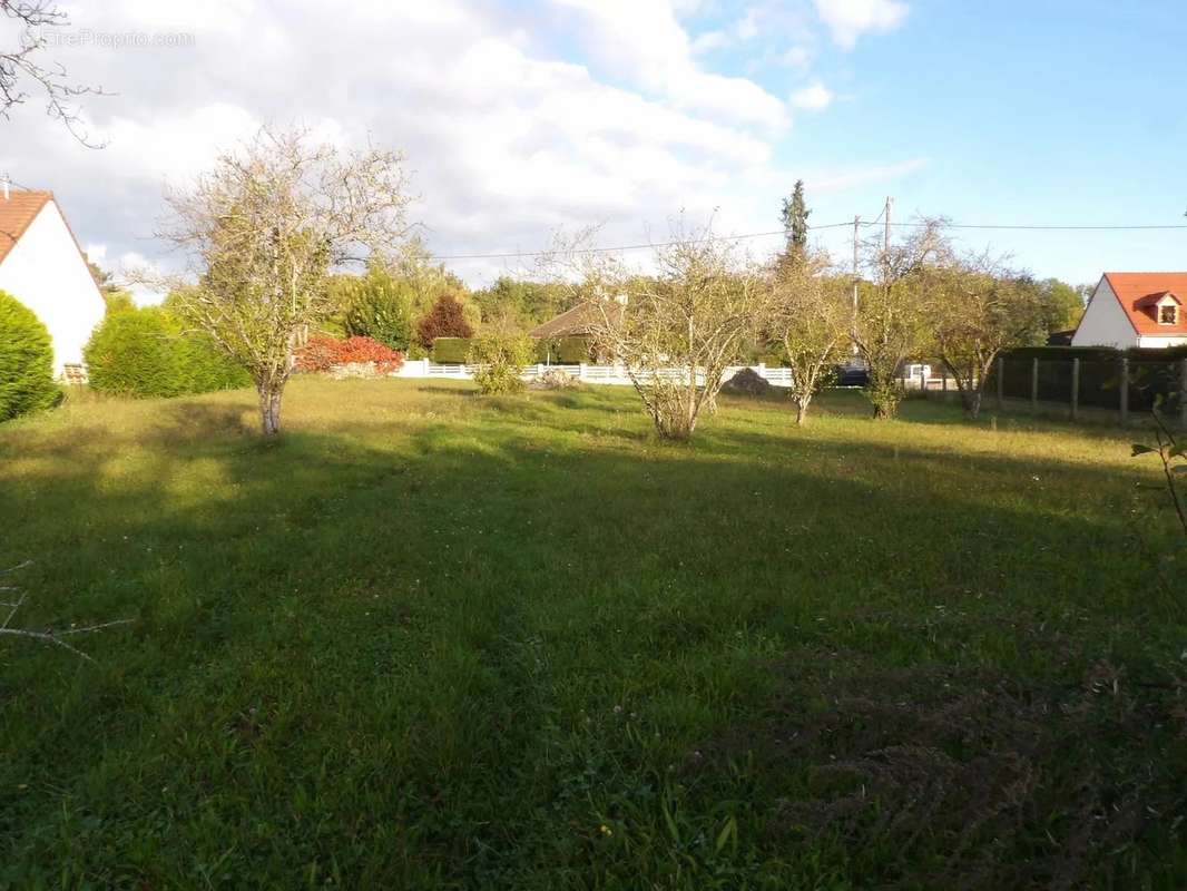 Terrain à AULNAY-LA-RIVIERE