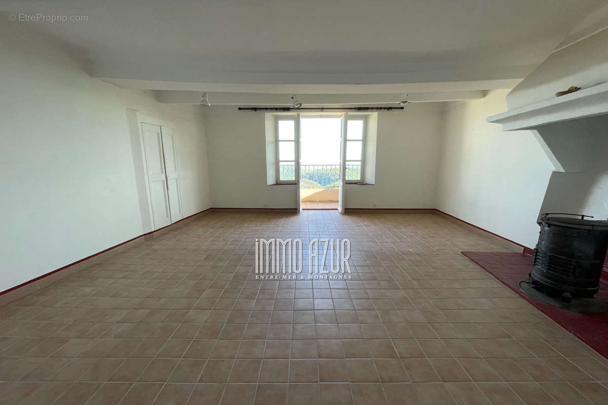 Appartement à TOURRETTES-SUR-LOUP