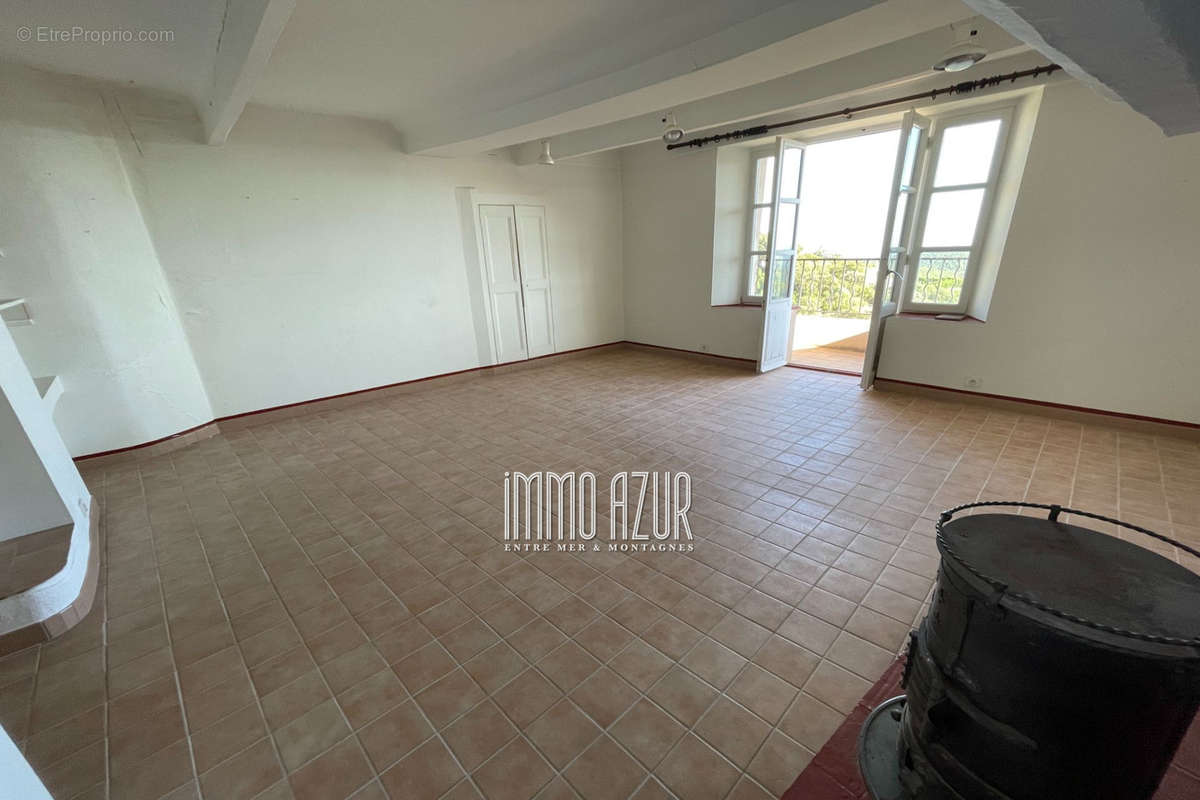 Appartement à TOURRETTES-SUR-LOUP