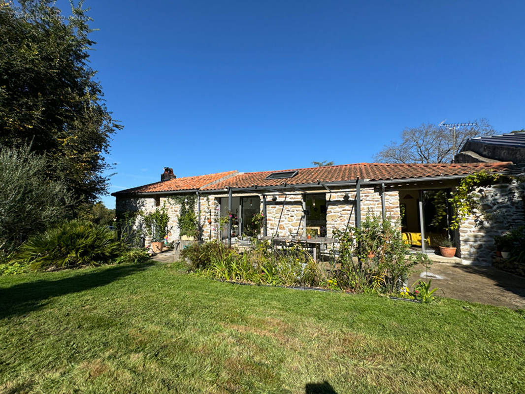 Maison à SAINT-ETIENNE-DE-MONTLUC