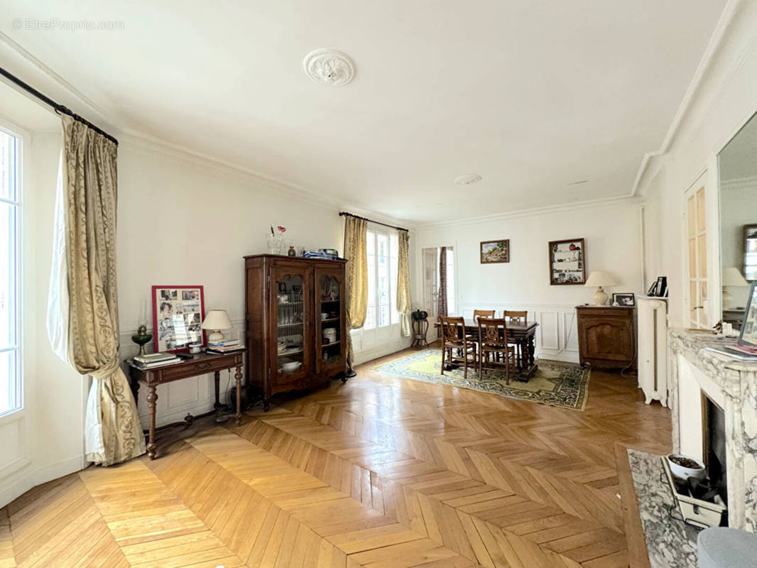 Appartement à COURBEVOIE