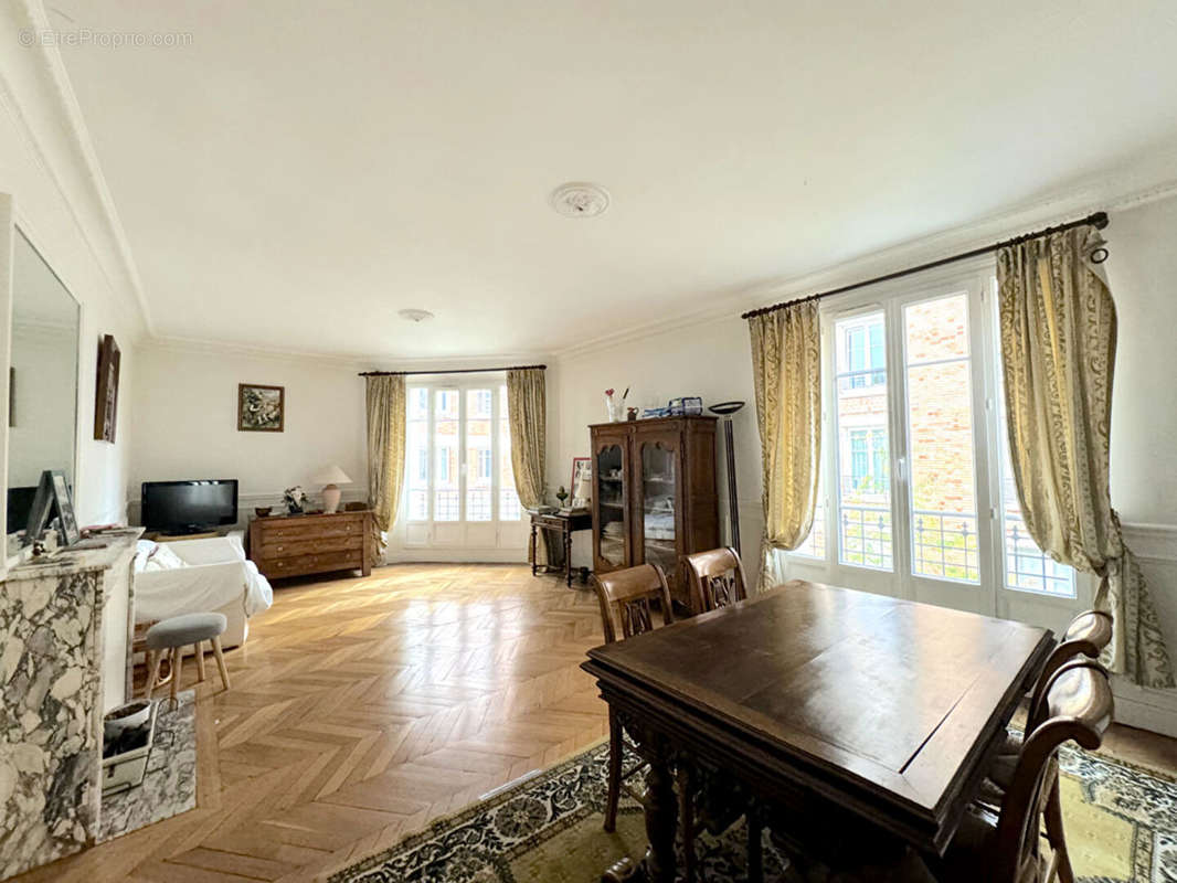 Appartement à COURBEVOIE