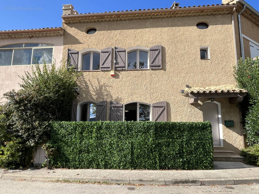 Maison à LES SALLES-SUR-VERDON