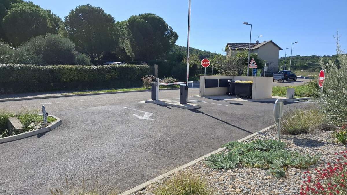 Entrée Parking clientèle - Commerce à CAVEIRAC