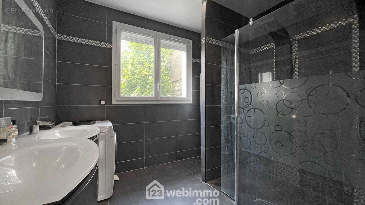 ?une salle d&#039;eau avec espace buanderie et un wc séparé. - Appartement à ORMESSON-SUR-MARNE