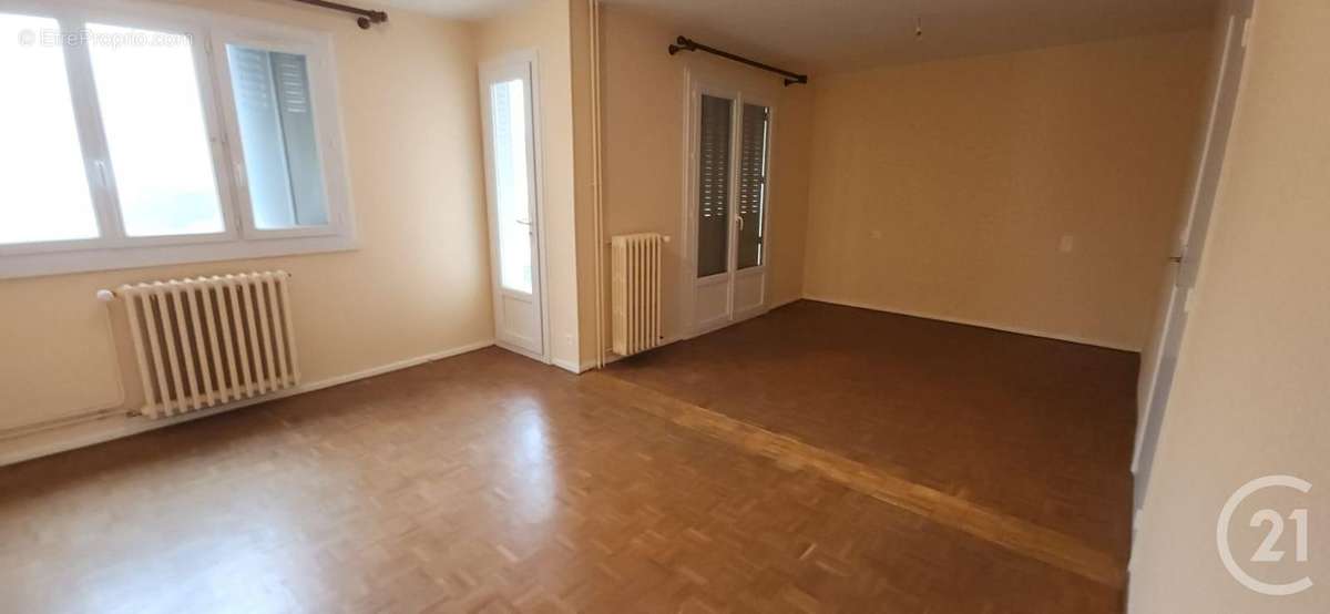 Appartement à VIC-SUR-CERE