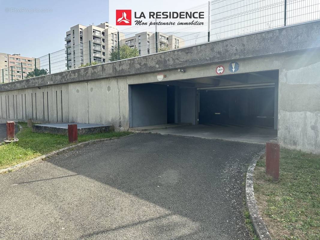 Parking à LES CLAYES-SOUS-BOIS