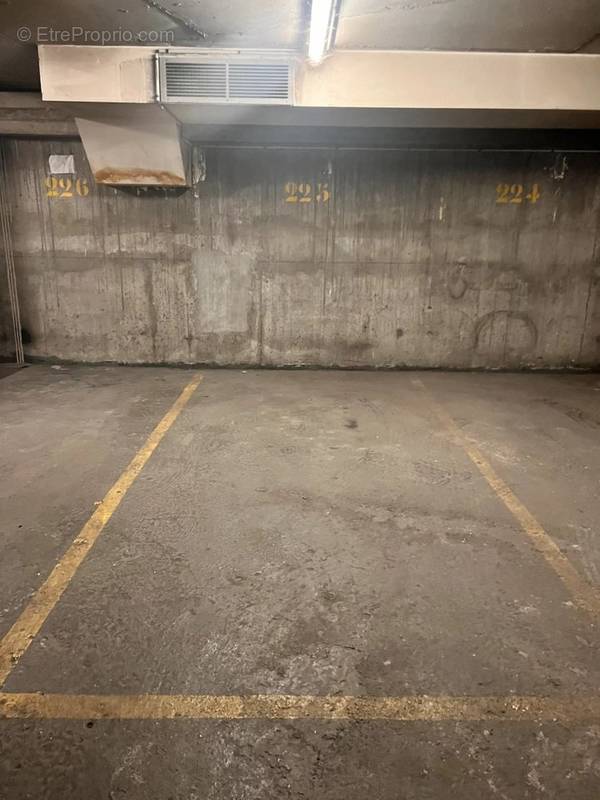 Parking à PARIS-16E