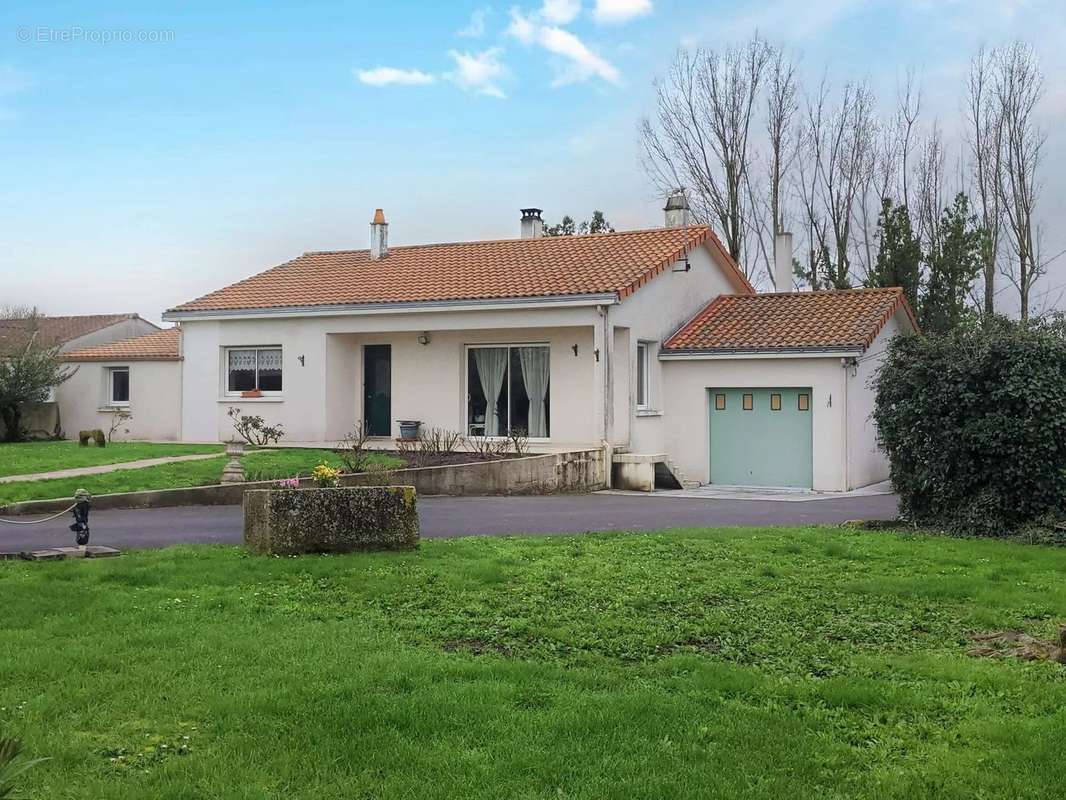 Maison à SAINTE-RADEGONDE-DES-NOYERS