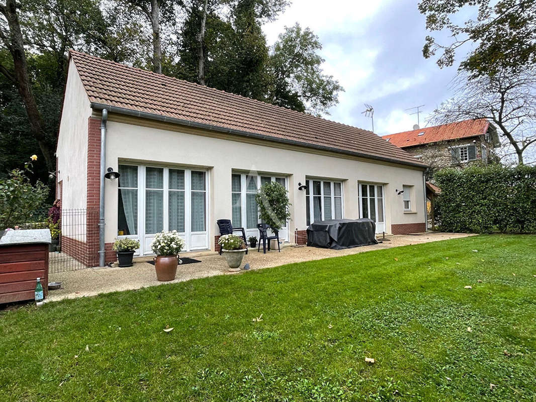 Maison à FEROLLES-ATTILLY