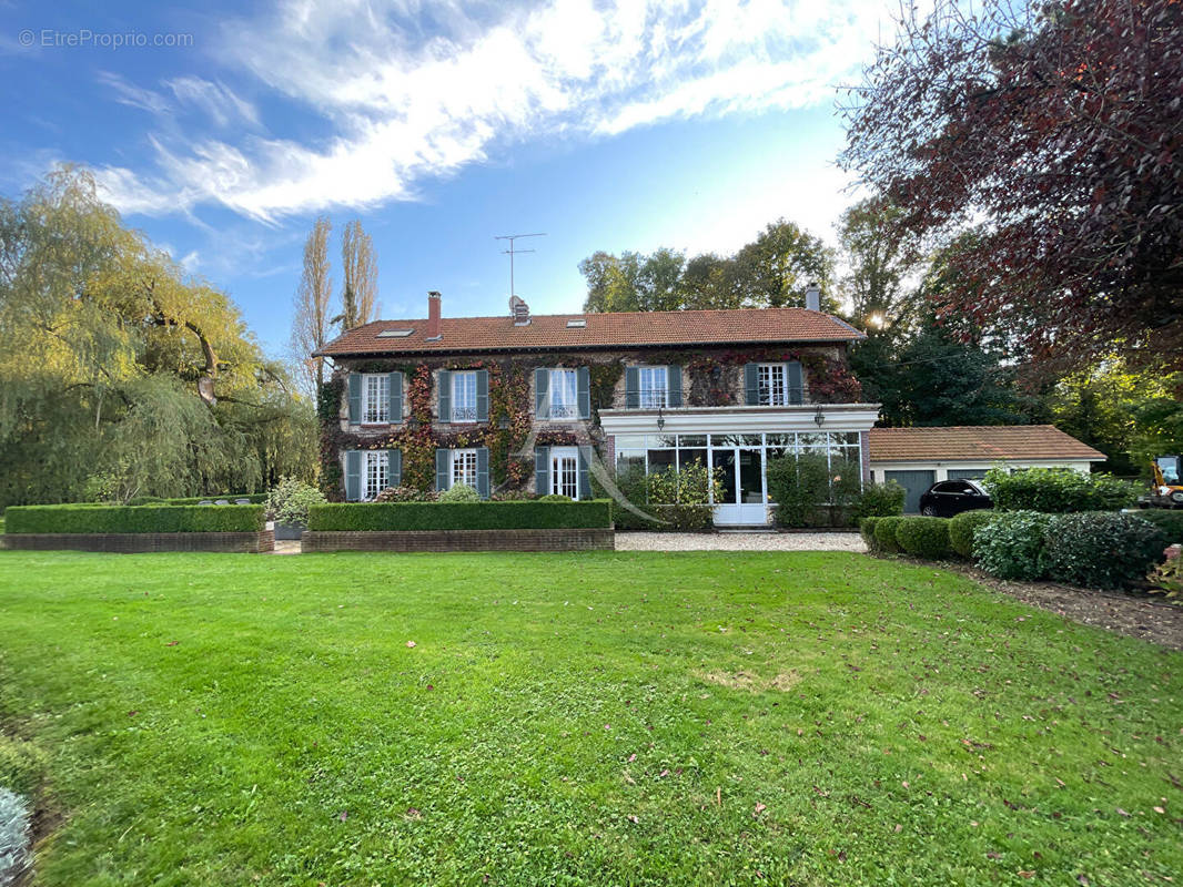 Maison à FEROLLES-ATTILLY