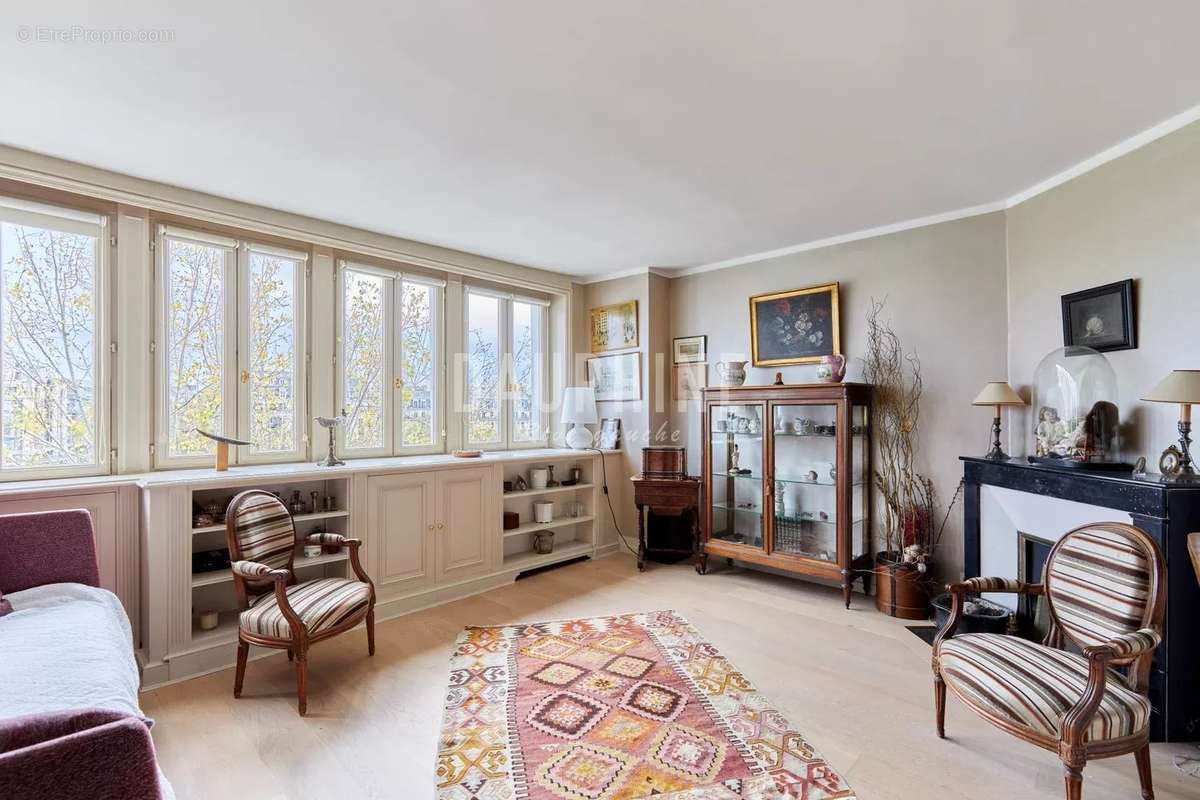 Appartement à PARIS-1E