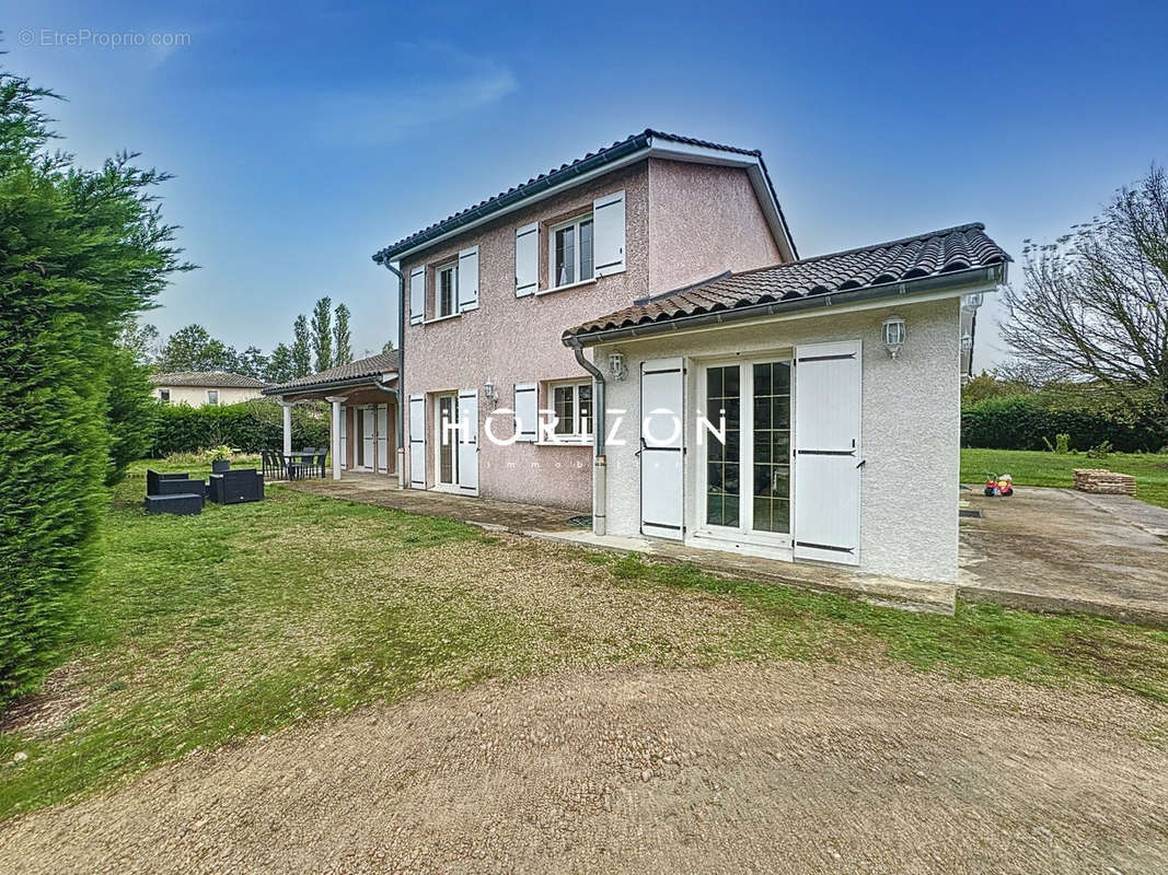 Maison à BAGE-LE-CHATEL