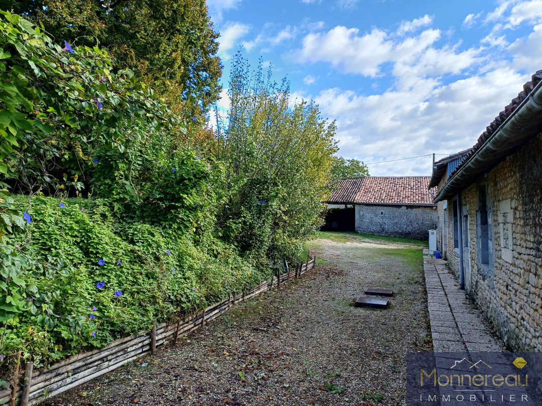 Maison à BAIGNES-SAINTE-RADEGONDE