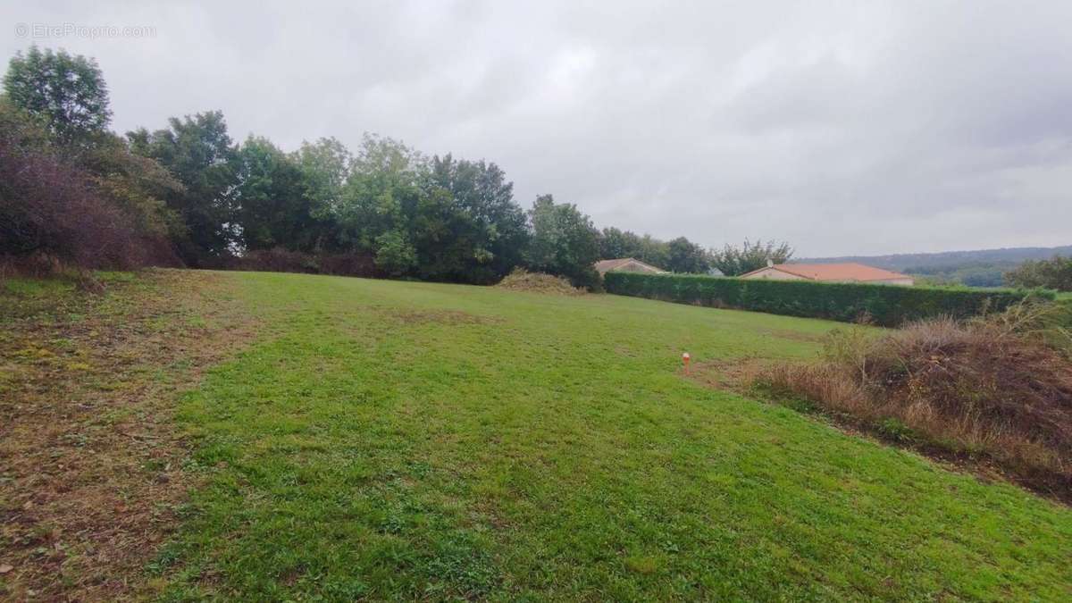 Terrain à SAINT-MARTIN-DE-SAINT-MAIXENT