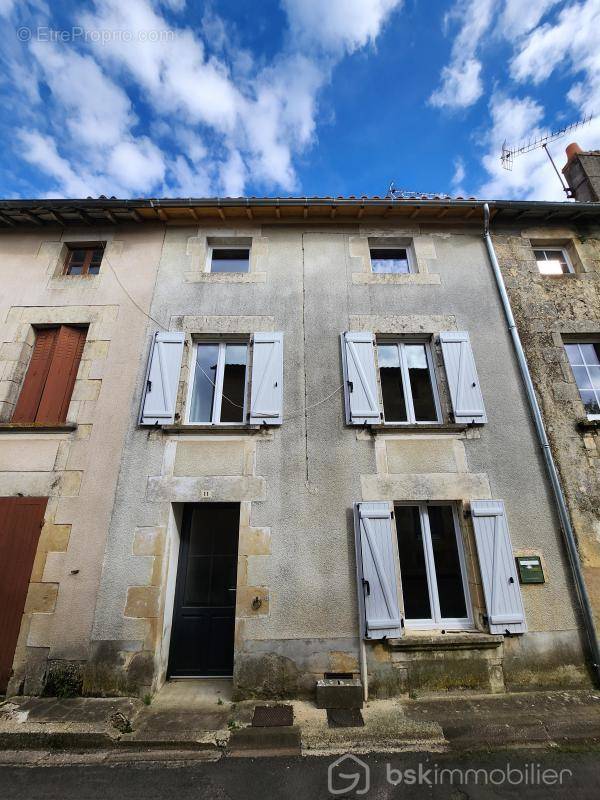 Maison à CURZAY-SUR-VONNE