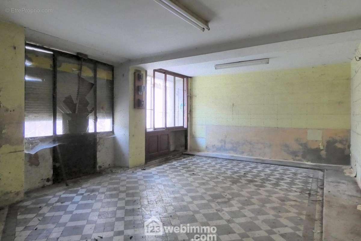 Au rez de chaussée un ancien commerce et une pièce en enfilade qui dessert l&#039;étage - Maison à LATHUILE