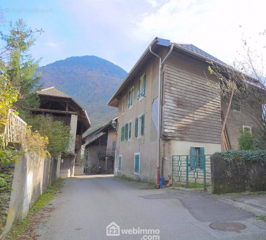 Le bien profite en annexe 2 places de stationnement. - Maison à LATHUILE