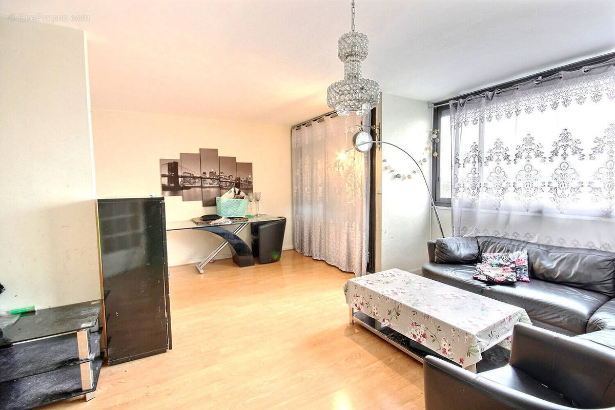 Appartement à FRESNES