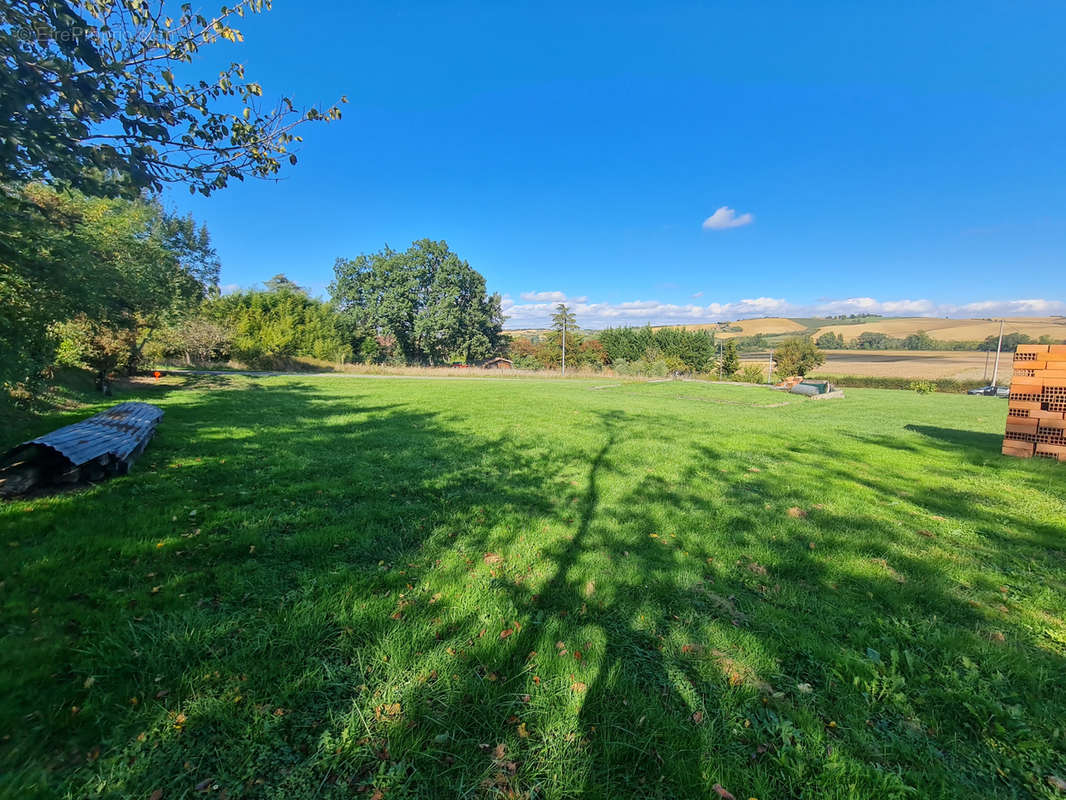 Terrain à SAINT-SULPICE-SUR-LEZE