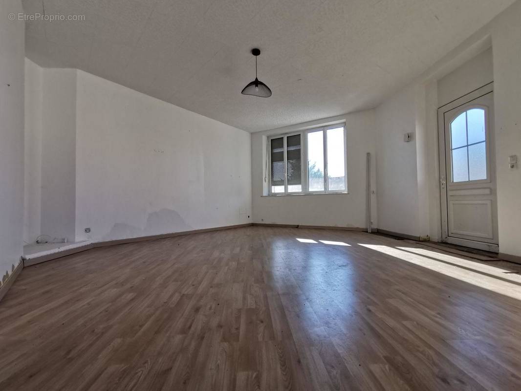 Visitons le premier appartement qui se trouve au rez-de-chaussée - Appartement à AMIFONTAINE