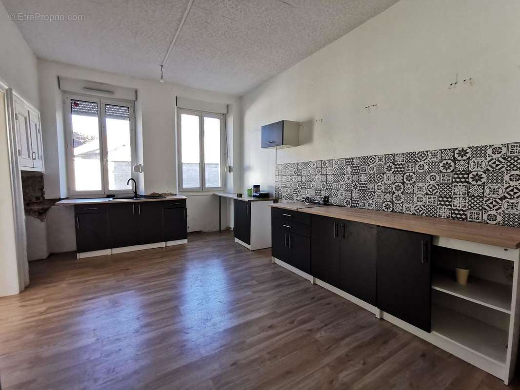 Voici la cuisine, les fenêtres sont PVC double vitrage - Appartement à AMIFONTAINE