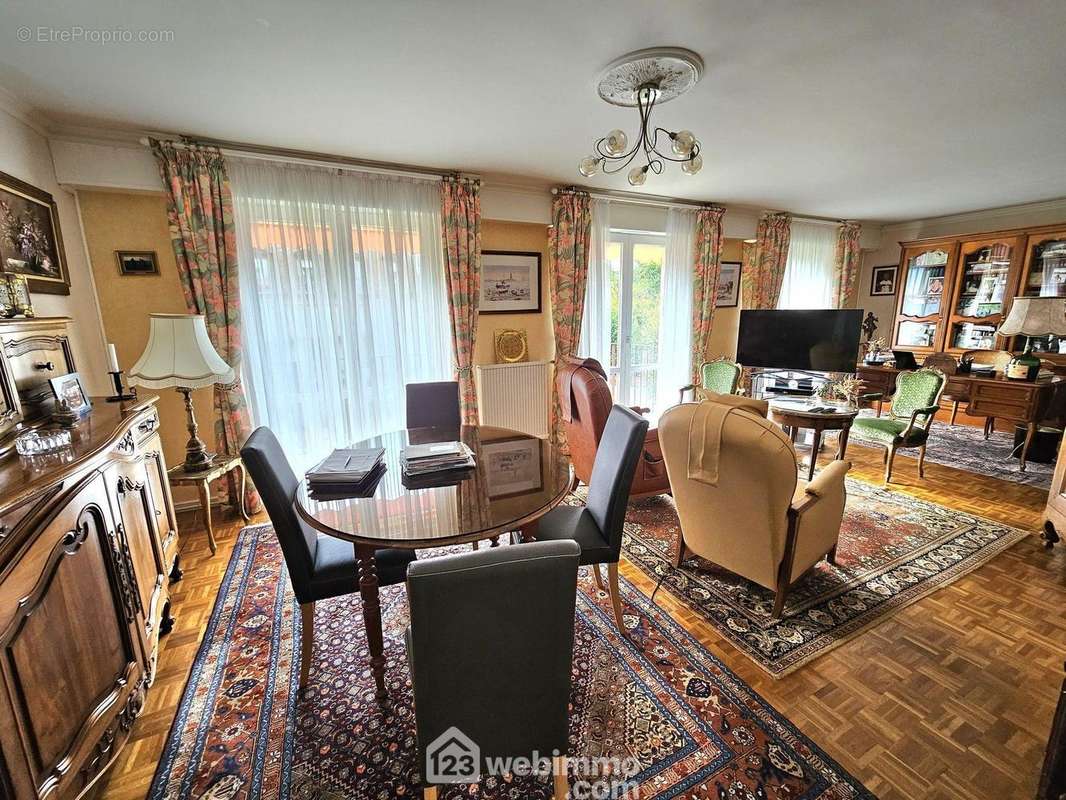 Un séjour double de 35 m² avec un balcon. - Appartement à FONTAINEBLEAU