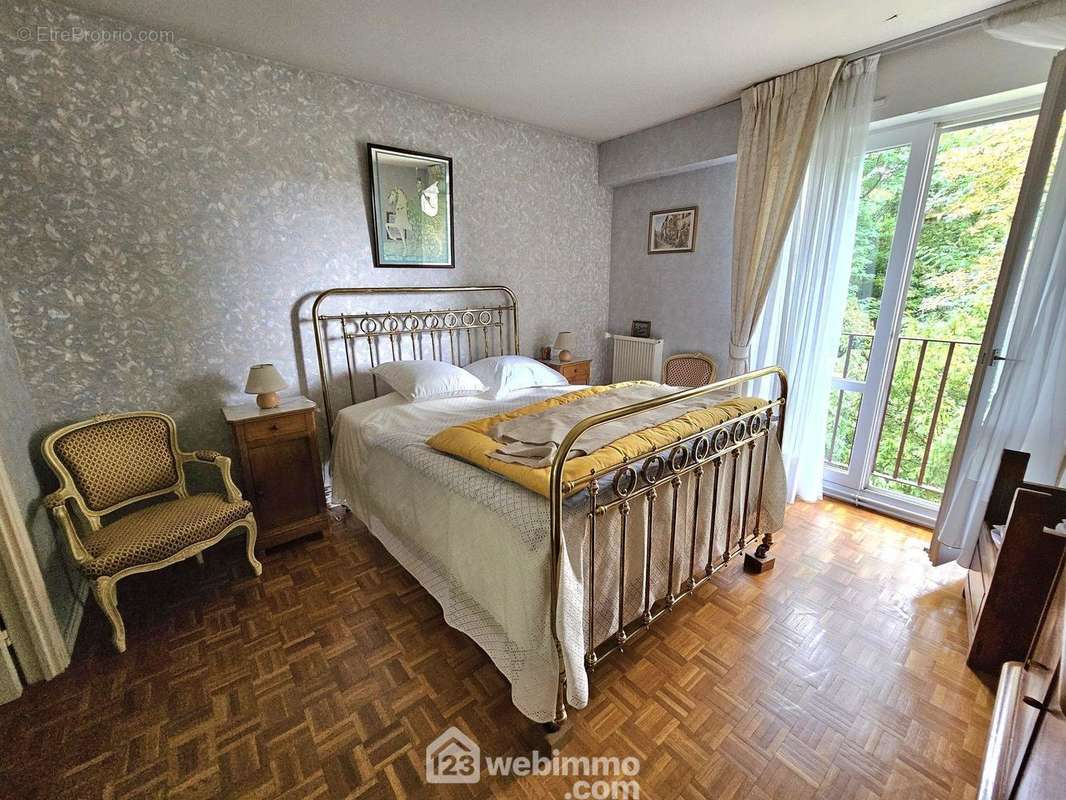 Une chambre parentale parquetée avec dressing et salle d&#039;eau privative avec WC. - Appartement à FONTAINEBLEAU