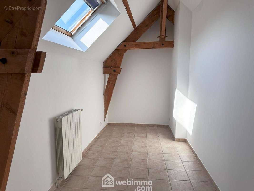 Une deuxième chambre de 10 m² - Maison à CHAILLY-EN-BIERE