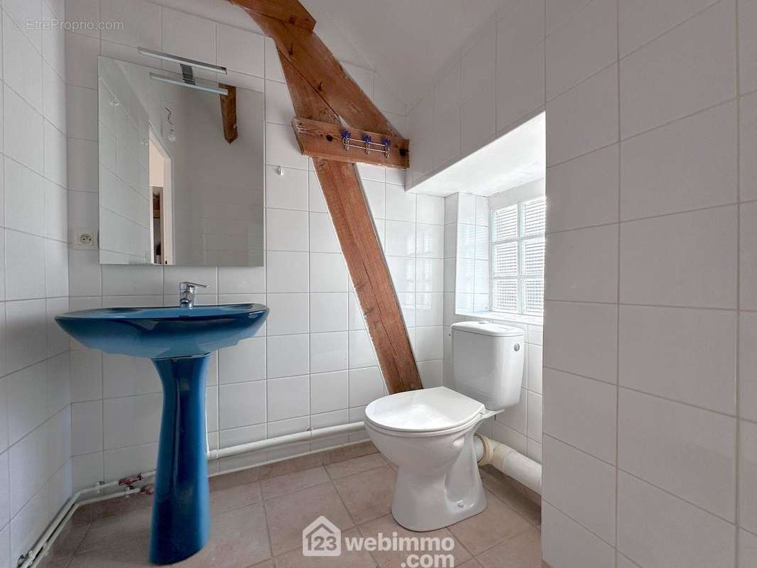 Voici la salle de bain - WC. - Maison à BARBIZON