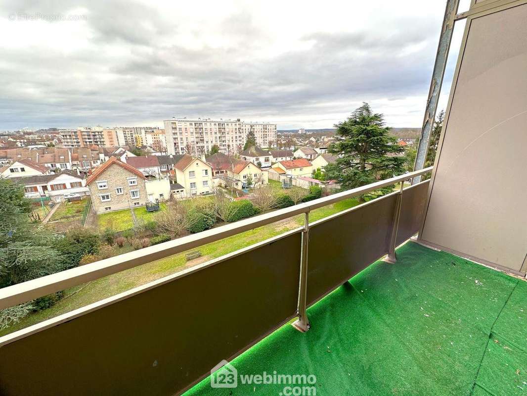 Un balcon de plus de 5 m² qui offre une vue dégagée. - Appartement à MELUN