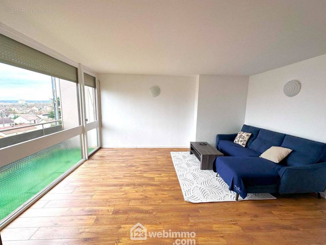 Voici la pièce de vie très lumineuse d&#039;environ 24 m² ayant un accès direct sur le balcon. - Appartement à MELUN