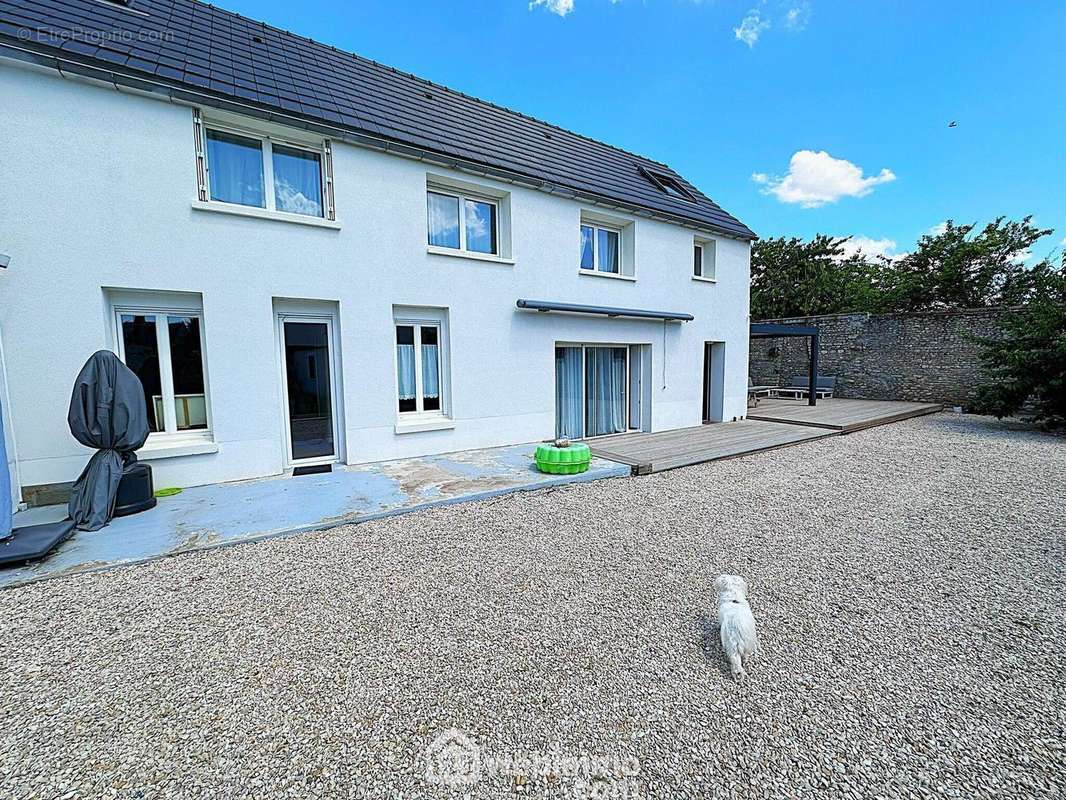 Bienvenue dans cette charmante maison de 152 m² avec dépendance. - Maison à MALESHERBES