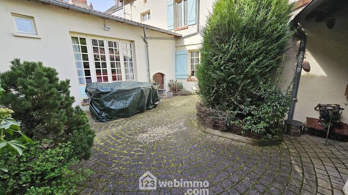 Une belle cour toute pavée. - Maison à MILLY-LA-FORET