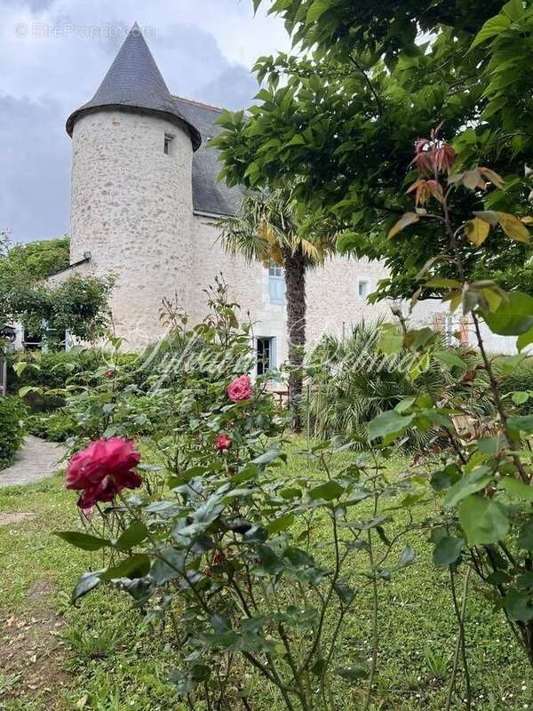 Maison à COURCAY