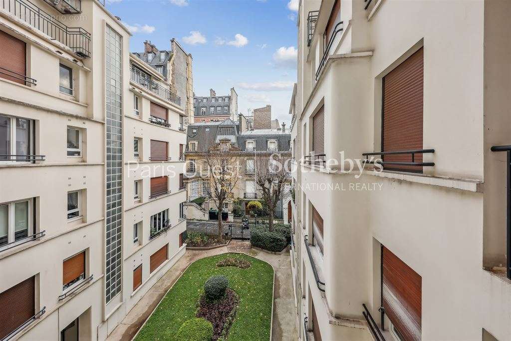 Appartement à PARIS-16E