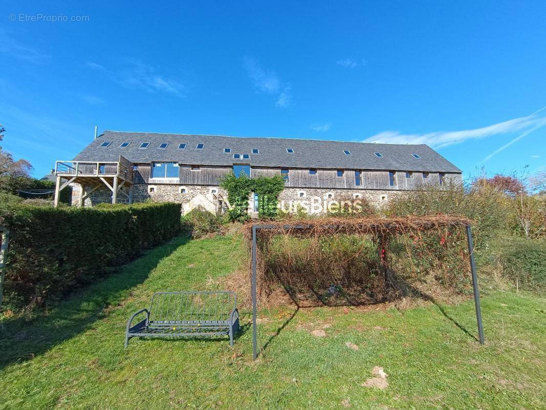 Maison à LA TOUR-D&#039;AUVERGNE