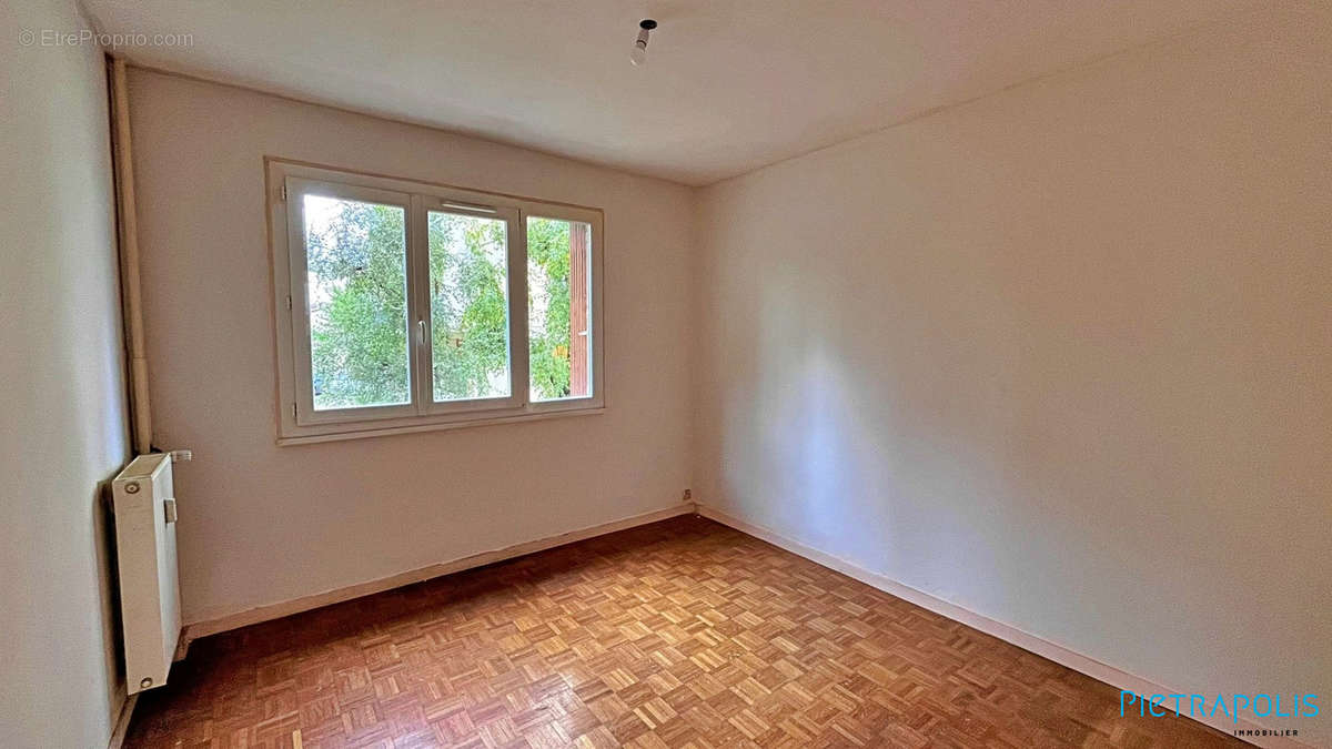 Chambre 1 - Appartement à LYON-9E