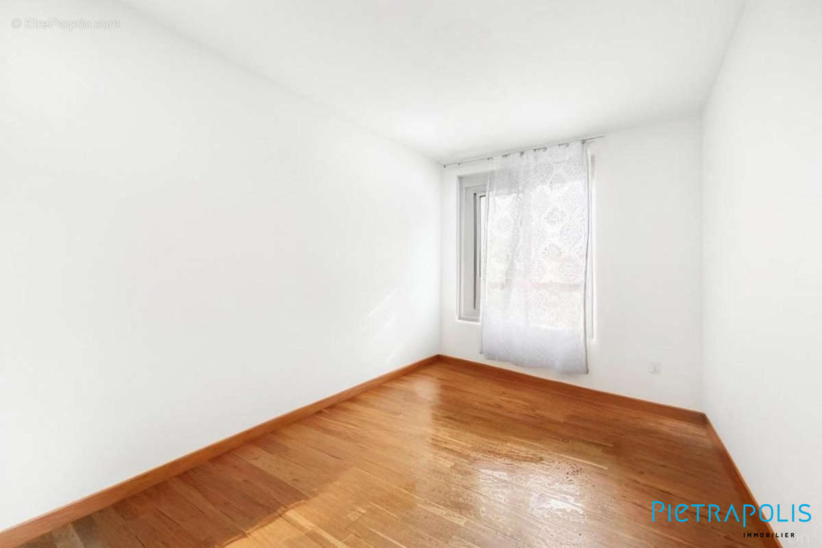 Chambre 2 - vide / peint - Appartement à LYON-7E