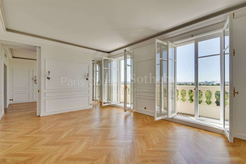 Appartement à PARIS-16E