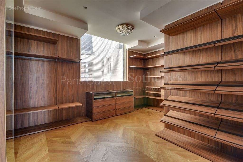 Appartement à PARIS-16E