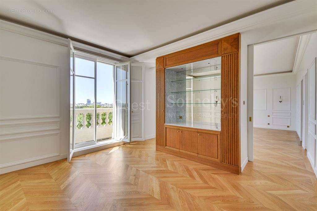 Appartement à PARIS-16E