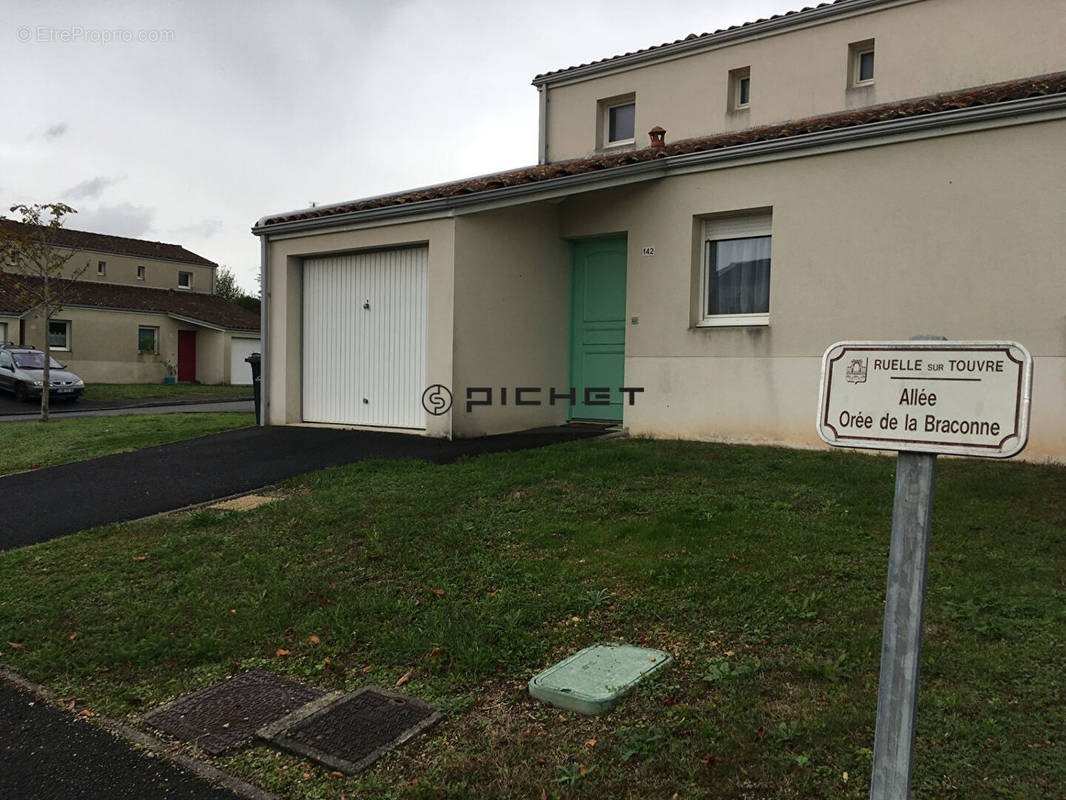 Maison à RUELLE-SUR-TOUVRE