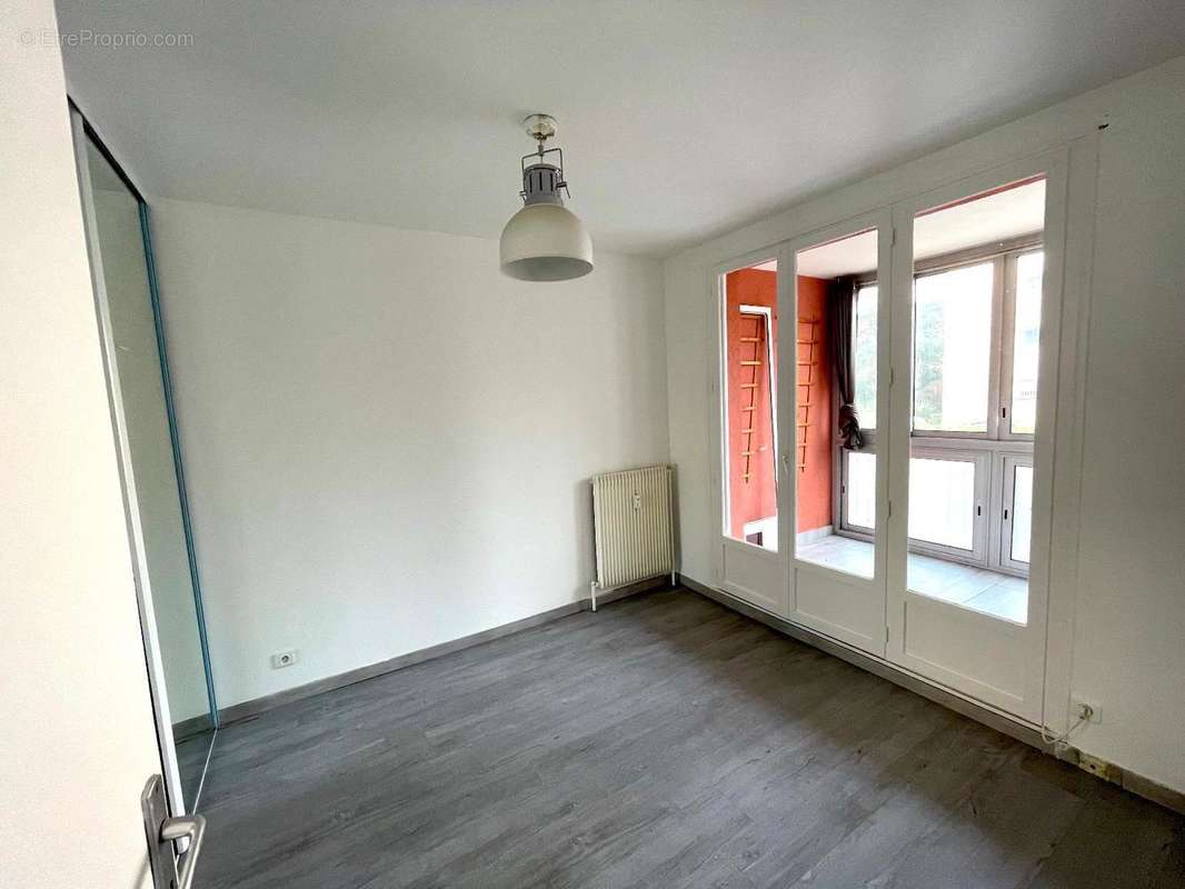   - Appartement à DECINES-CHARPIEU